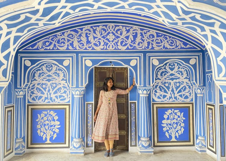 A tourist in the pink city